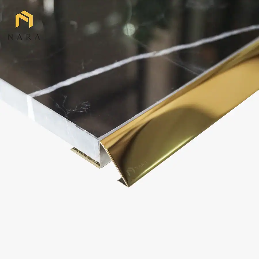 คิ้วกระเบื้องมุมลาด