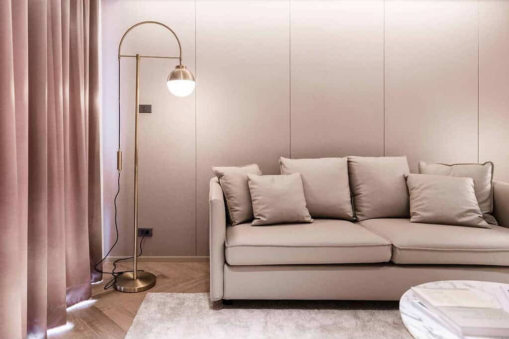 บัวติดขอบพื้น