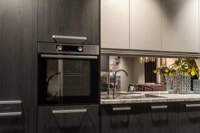 การใช้สแตนเลสผิวเงาตกแต่งครัว