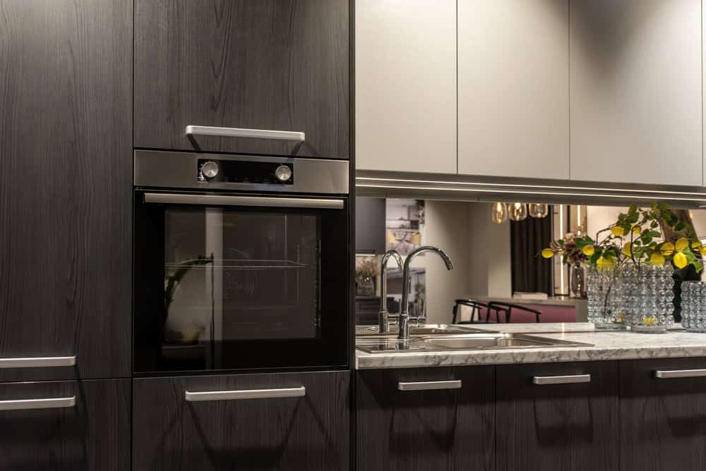 การใช้สแตนเลสผิวเงาตกแต่งครัว