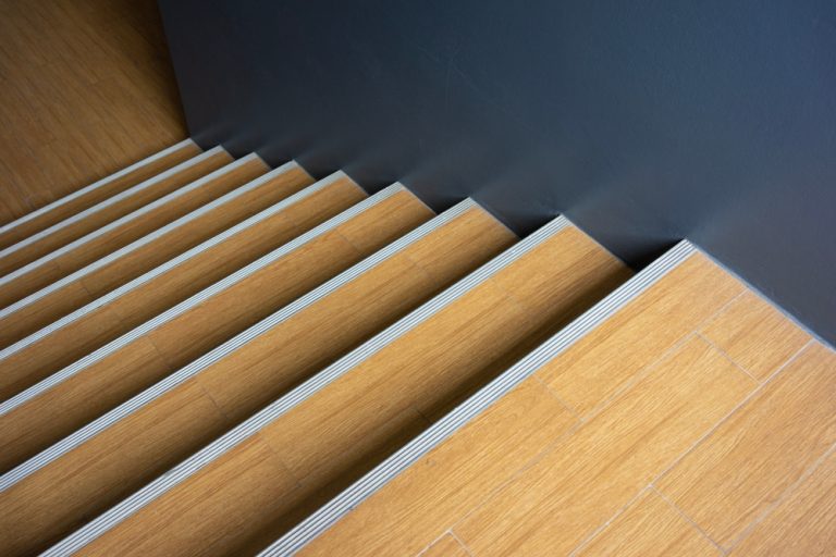 การเลือกจมูกบันไดสแตนเลสเพื่อเพิ่มความสวยงาม