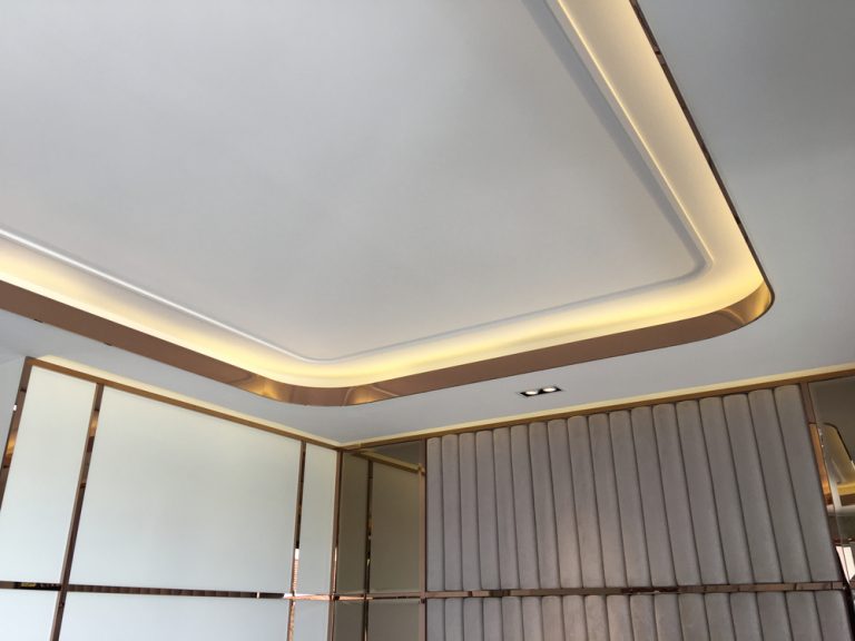 การใช้สแตนเลสตกแต่งช่วยยกระดับความหรูหราให้กับพื้นที่