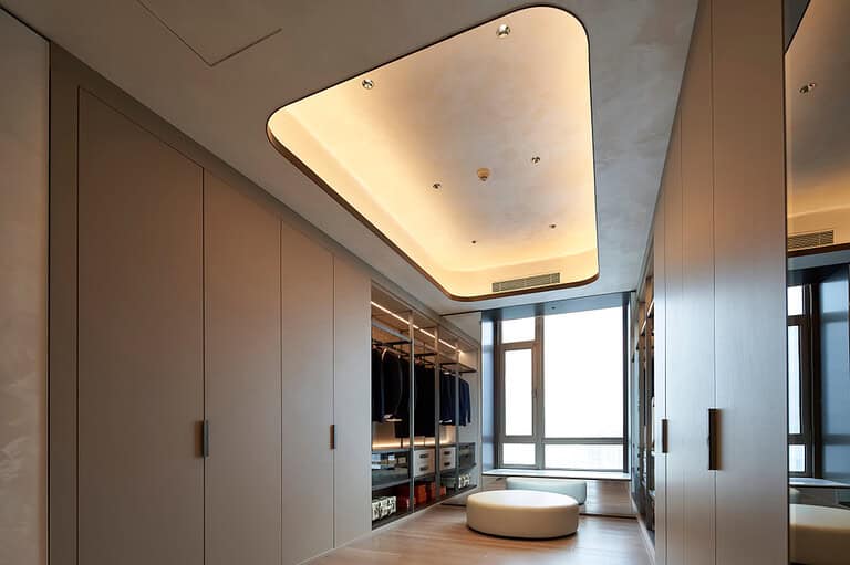 สแตนเลสตกแต่งภายในช่วยทำให้ Walk-In Closet หรูหราขึ้น