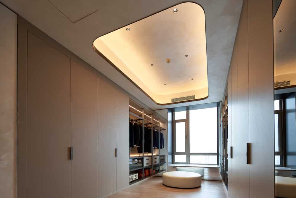 สแตนเลสตกแต่งภายในช่วยทำให้ Walk-In Closet หรูหราขึ้น