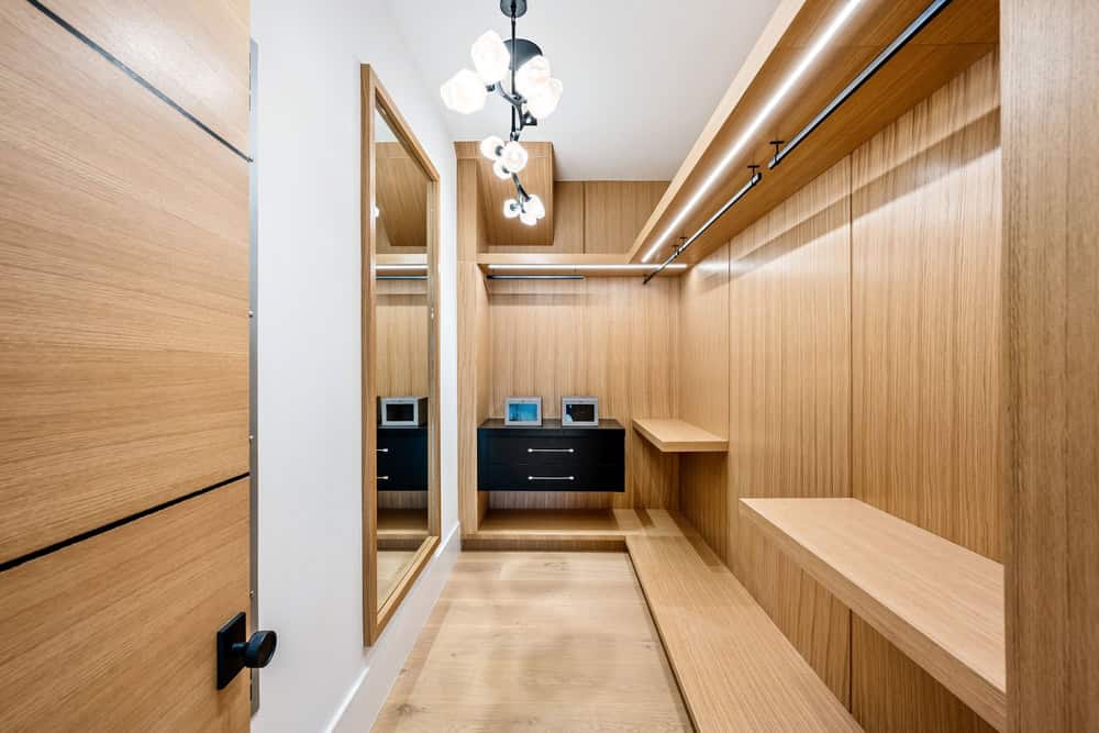 Walk-in Closet สไตล์โมเดิร์น เข้ากับสแตนเลสได้ลงตัว