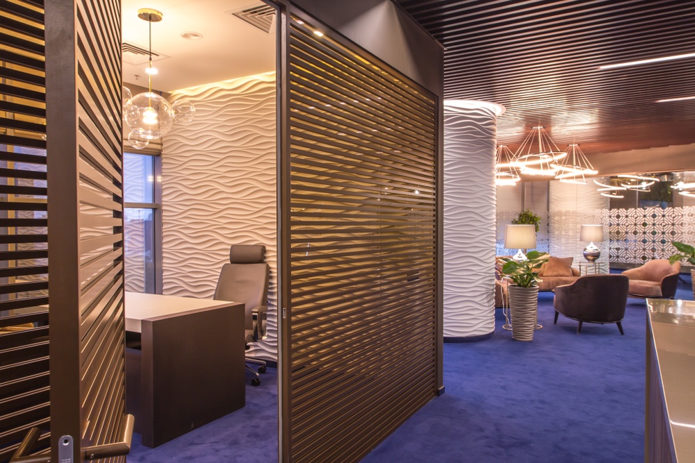 การใช้สแตนเลสสี Rose Gold ตกแต่งออฟฟิศช่วยสร้างบรรยากาศโคซี่