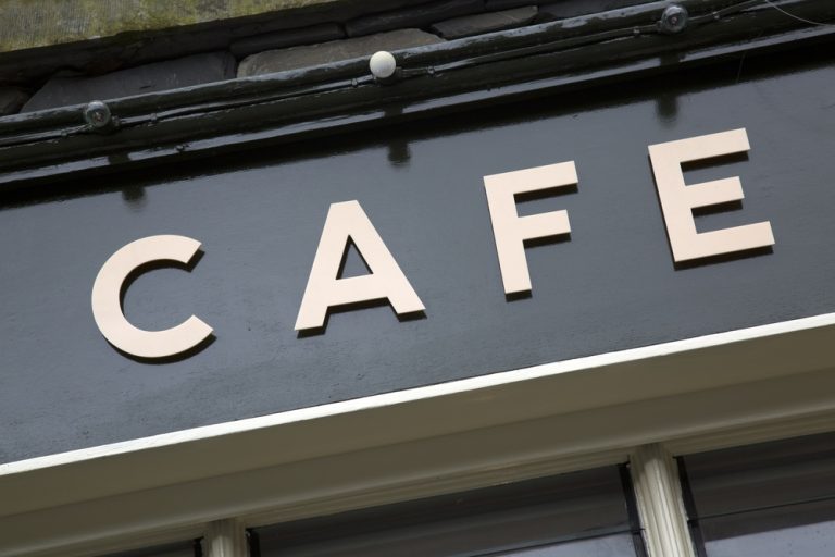 ป้ายคาเฟทำจากตัวอักษรสแตนเลส