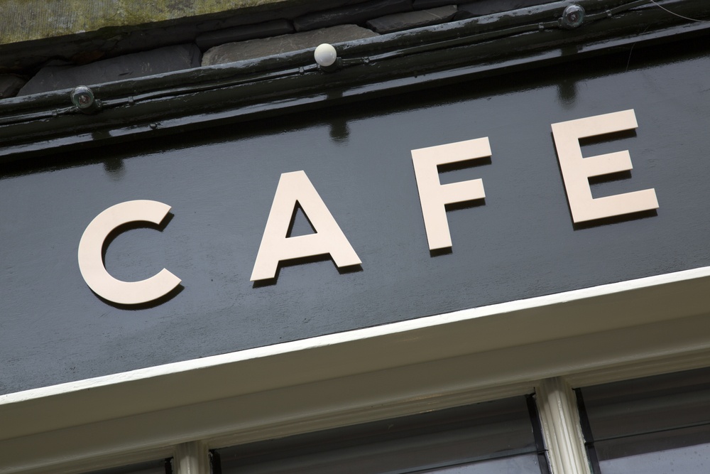 ป้ายคาเฟทำจากตัวอักษรสแตนเลส