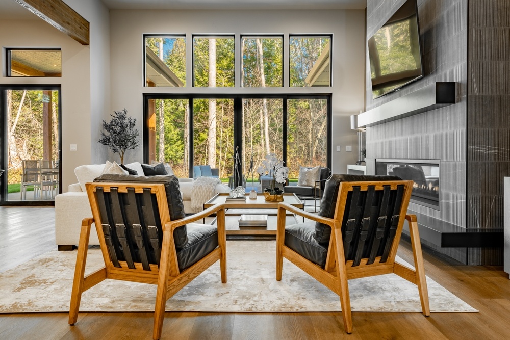 ห้องนั่งเล่นดูมีมิติน่าค้นหายิ่งขึ้นด้วยแผ่นสแตนเลสตกแต่ง